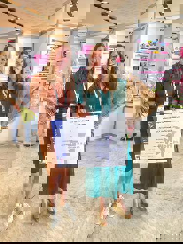 Renske Kusters en Susanne Laumer nemen namens de vakgroep de prijs in ontvangst