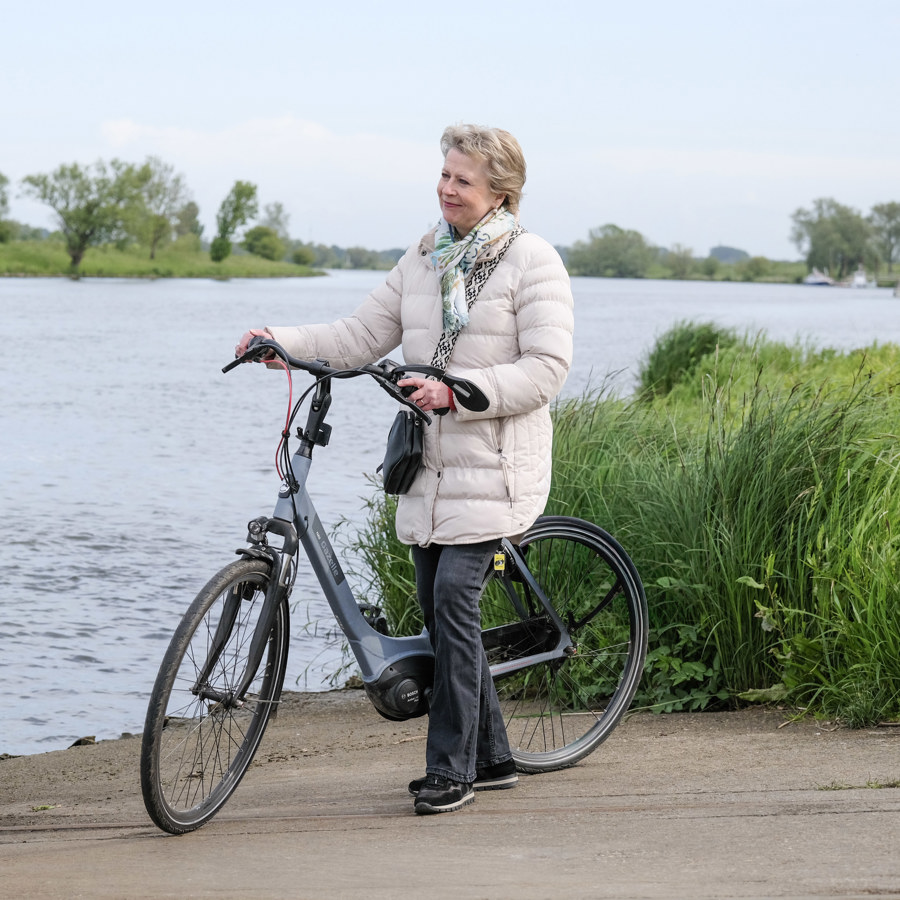 Ans Theelen op de fiets aan de Maas