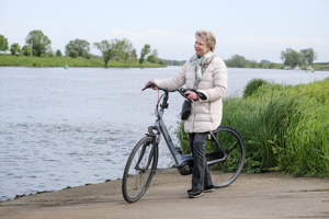 Ans Theelen op de fiets aan de Maas