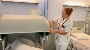 De verpleegkundige demonstreert de bedkap van Project slaap