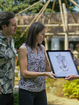 Patiënten overhandigen een schilderij van een ribbenkast aan de chirurg