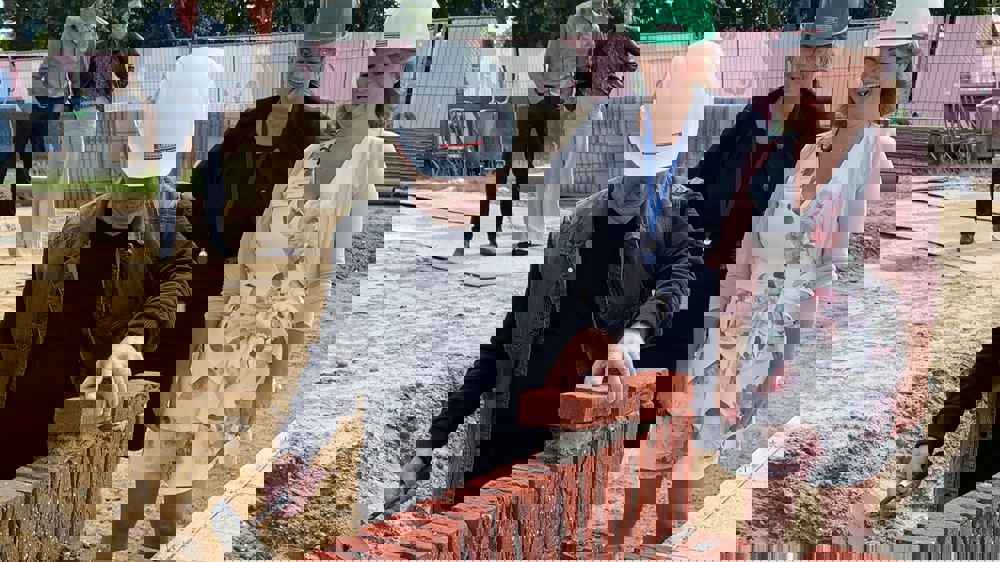 Eerste steenlegging door patiënt Jan Raaijmakers