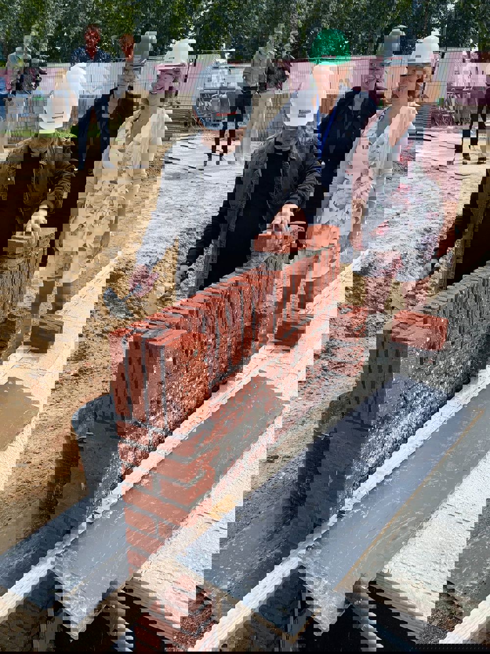 Eerste steenlegging door patiënt Jan Raaijmakers