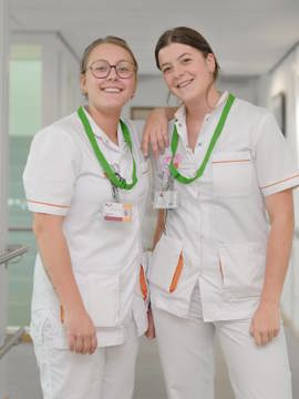 Zoë Manders en Jill Kuijpers, studenten verpleegkunde