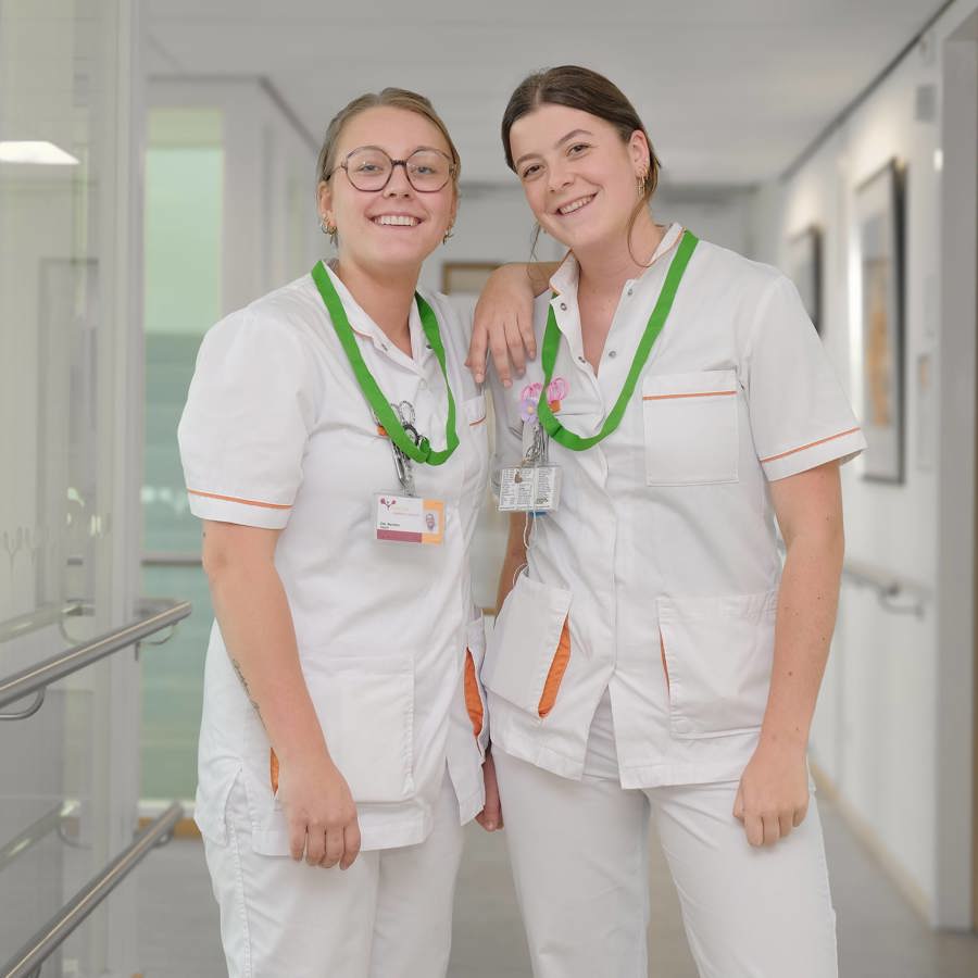 Zoë Manders en Jill Kuijpers, studenten verpleegkunde