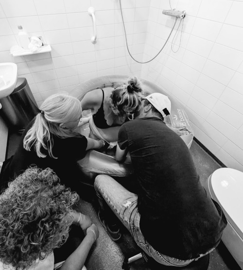 Bevallen in bad met ondersteuning van partner en verloskundige Bevallen in bad met ondersteuning van partner en verloskundige