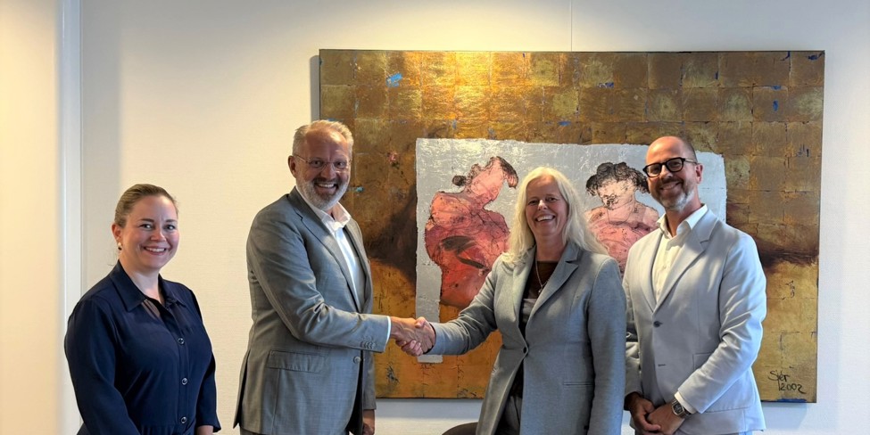 Foto v.l.n.r.: Marijke Lemmens (directeur Zorg VieCuri), IJsbrand Schouten (voorzitter VieCuri), Erna Mombarg (Apotheek MC Wieënhof) en Sander Bouwman (ziekenhuisapotheker VieCuri).
