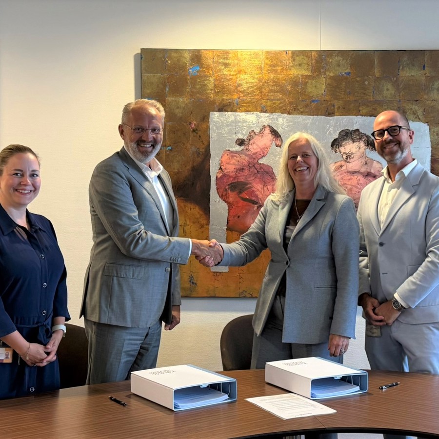 Foto v.l.n.r.: Marijke Lemmens (directeur Zorg VieCuri), IJsbrand Schouten (voorzitter VieCuri), Erna Mombarg (Apotheek MC Wieënhof) en Sander Bouwman (ziekenhuisapotheker VieCuri).