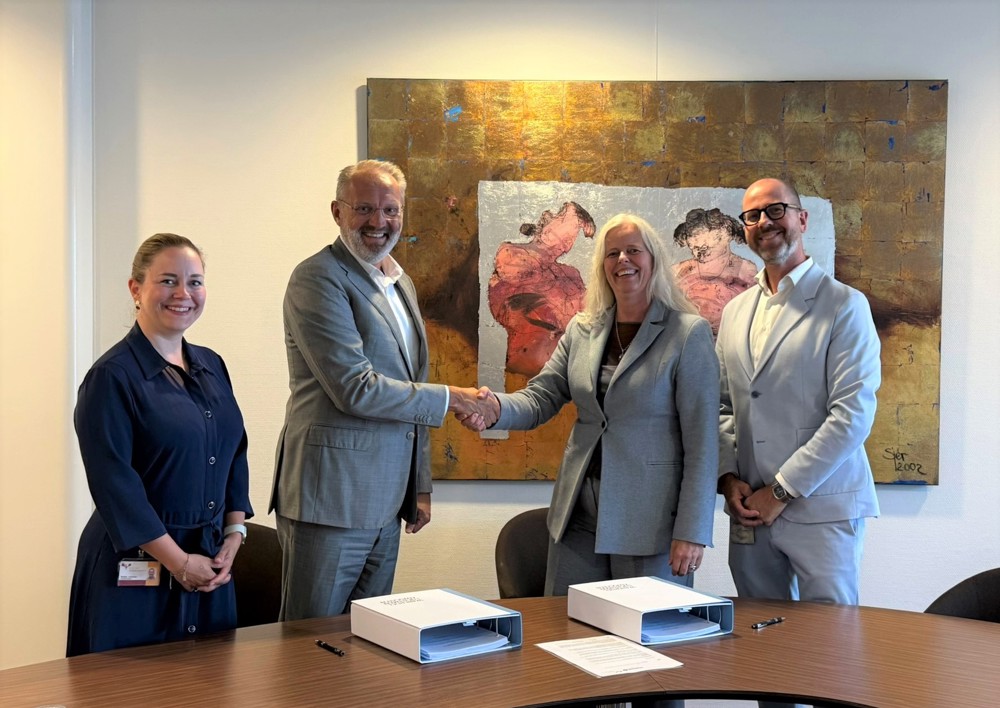 Foto v.l.n.r.: Marijke Lemmens (directeur Zorg VieCuri), IJsbrand Schouten (voorzitter VieCuri), Erna Mombarg (Apotheek MC Wieënhof) en Sander Bouwman (ziekenhuisapotheker VieCuri).