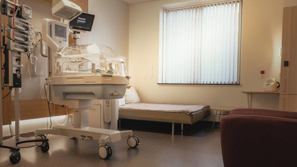 Kamer Neonatologie/ Couveusesuite met couveuse en bed voor ouders.