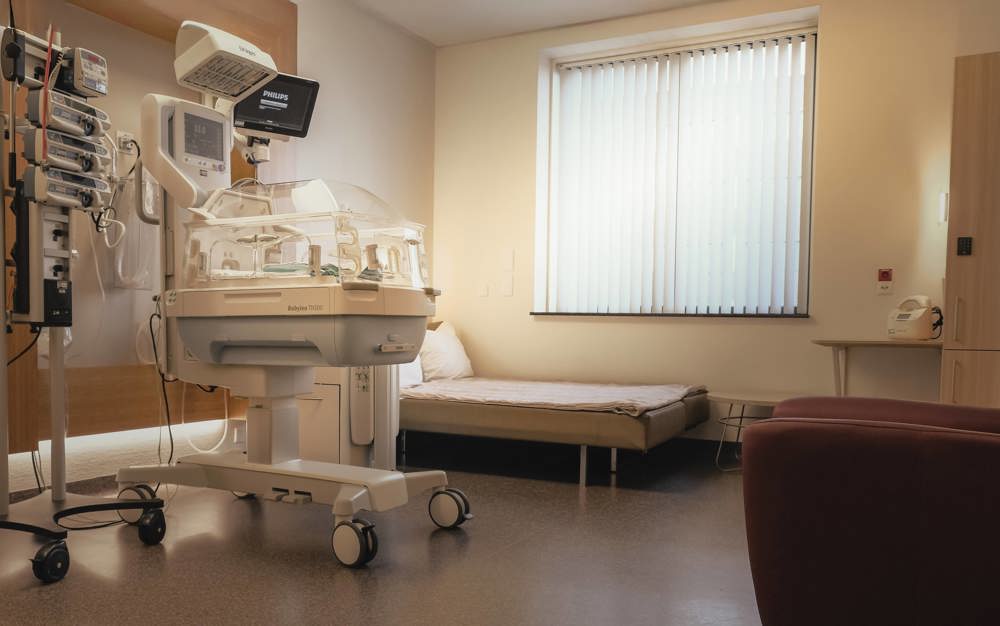 Kamer Neonatologie/ Couveusesuite met couveuse en bed voor ouders.