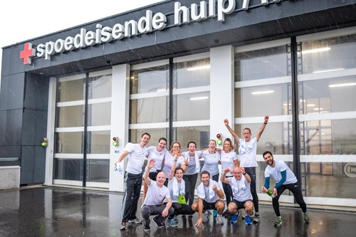 Groepsfoto van team VieCuri bij de finish van de SGO run bij Maxima Medisch Centrum in Veldhoven
