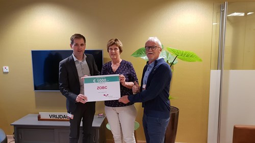 Petra Klijnsma, geriater VieCuri en voorzitter van de Zorg voor Ouderen Beleidscommissie ontvangt een cheque van € 1000,-, uitgereikt door door Ruud Stikkelbroeck, directeur VieAmi.