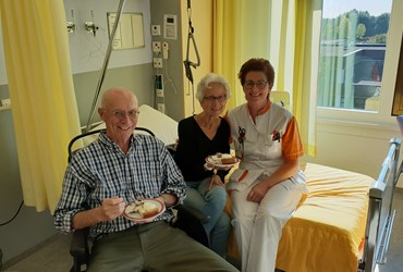 patient en begeleider eten taart in patientenkamer
