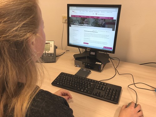 Vrouw kijkt naar website van VieCuri