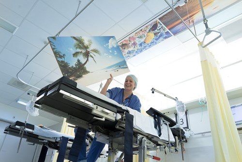 Kim Houben, anesthesie assistent, met de nieuwe plafondplaten
