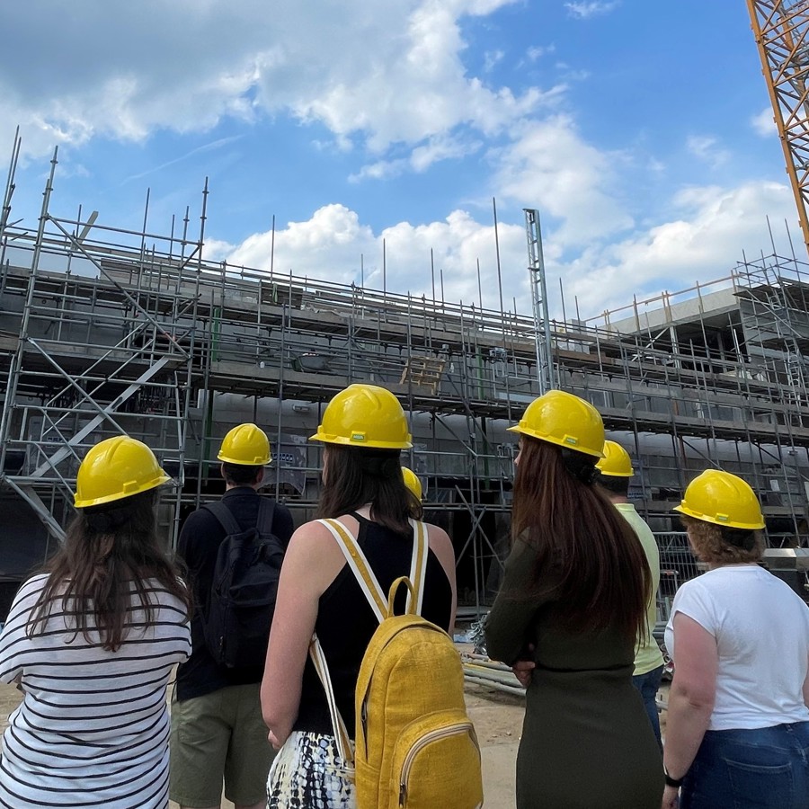 medewerkers krijgen een rondleiding op de bouwplaats medewerkers krijgen een rondleiding op de bouwplaats