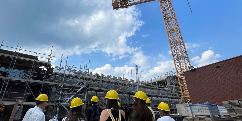 medewerkers krijgen een rondleiding op de bouwplaats medewerkers krijgen een rondleiding op de bouwplaats
