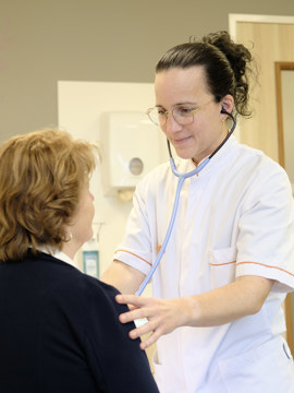 Monique Meijers-Dohmen, Physician Assistent Interne Geneeskunde staat bij een patiënt 