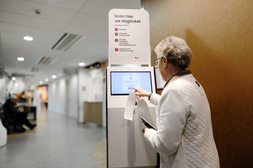 Patiënt scant dagticket op aanmeldzuil