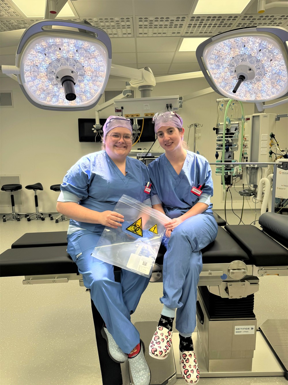 OK assistenten Fleur Meussen (L) en Aimée Janssen (R)