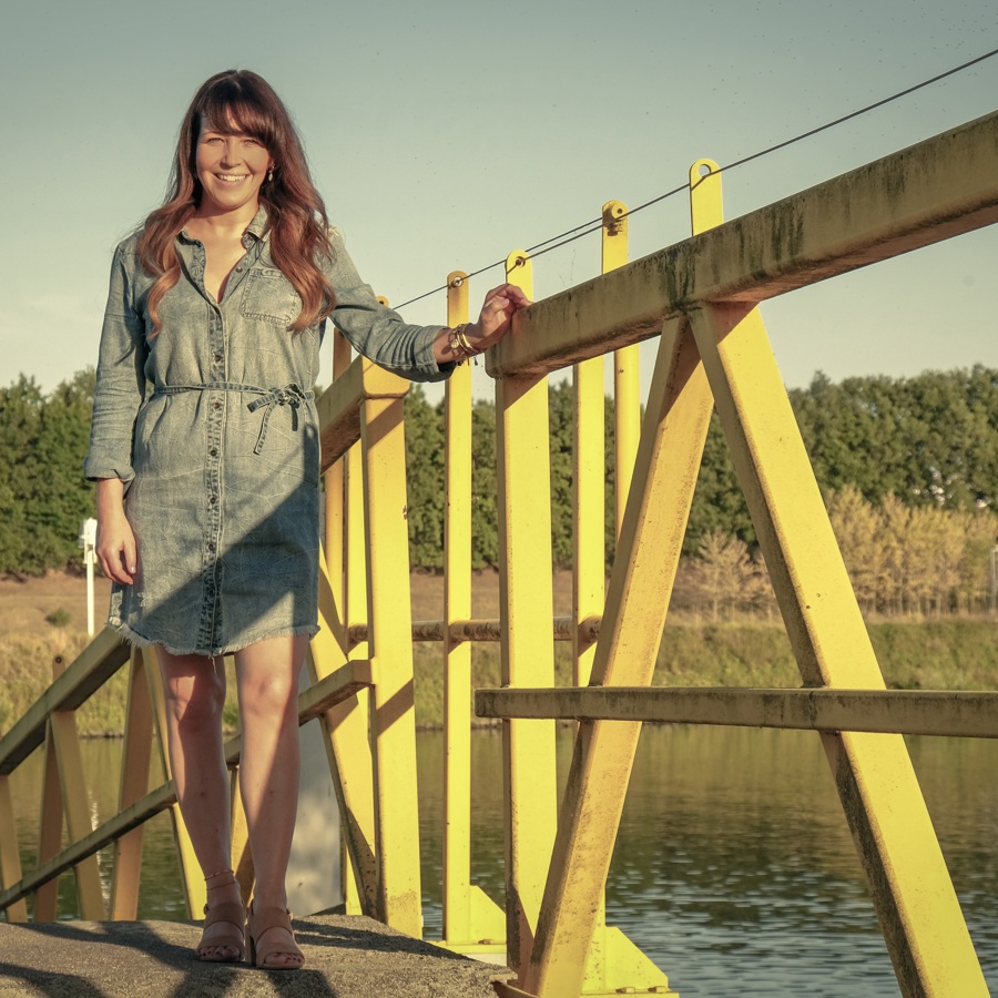 Dialysepatiënt Moniek Latten op een brug Dialysepatiënt Moniek Latten op een brug