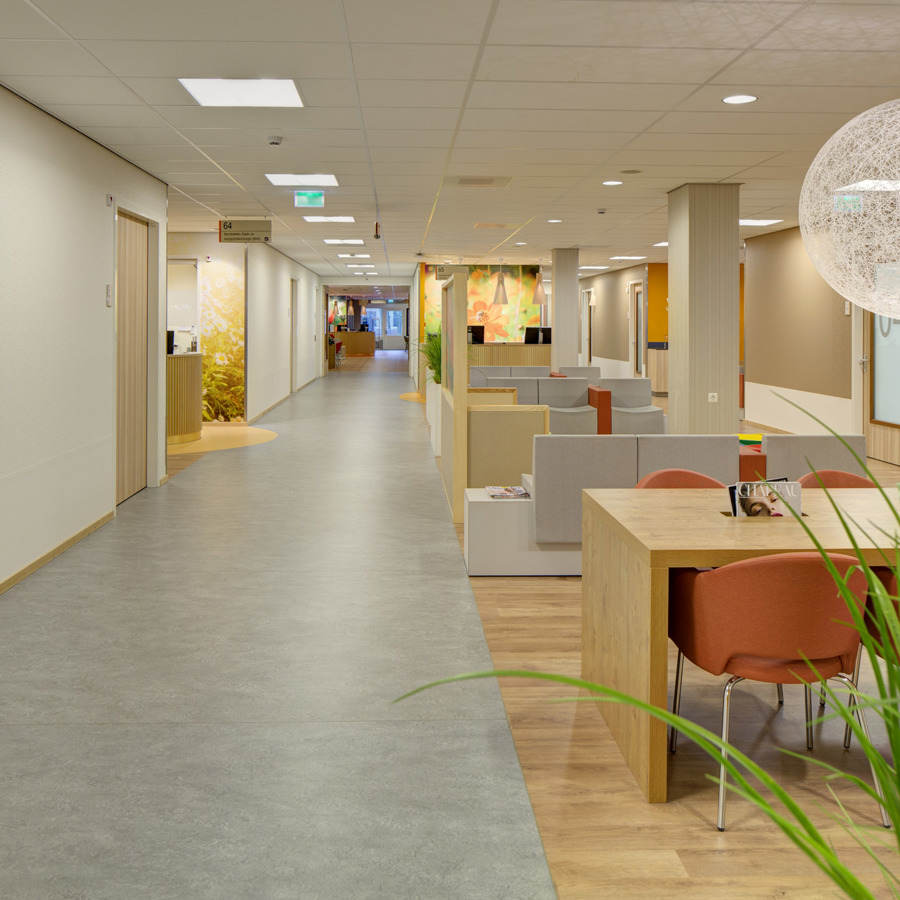 Gang met tafels en stoelen Gang met tafels en stoelen