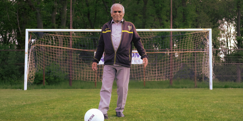 Ambikapersad Bisessar met voetbal voor de goal