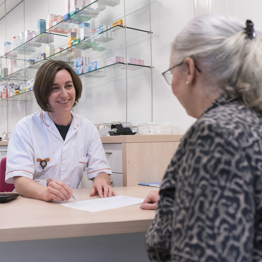 apotheker in gesprek met patiënt apotheker in gesprek met patiënt