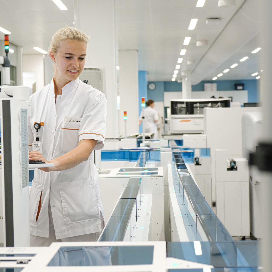 laborant aan het werk in ons laboratorium laborant aan het werk in ons laboratorium
