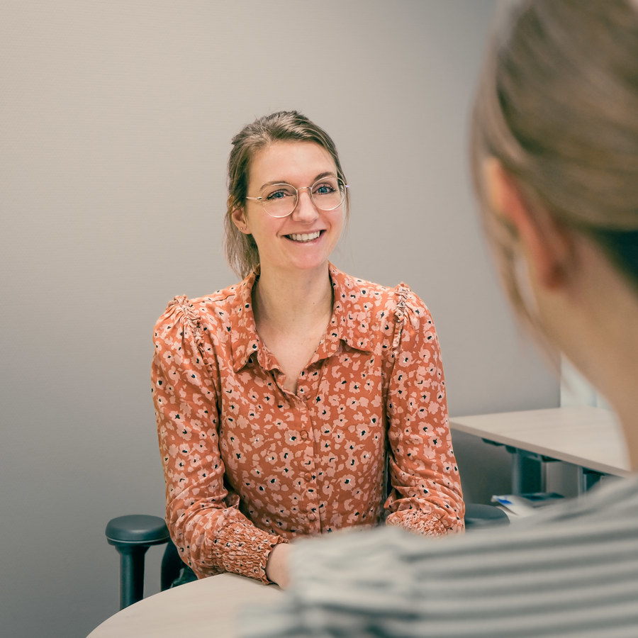 Diëtist Bo van Schijndel in gesprek met een patiënt Diëtist Bo van Schijndel in gesprek met een patiënt