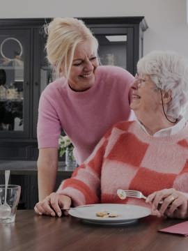 Tineke (L) met een bewoonster van Woonzorgcentrum Meeuwbeemd (R)