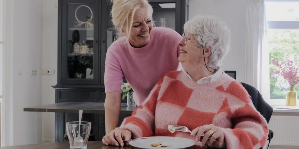 Tineke (L) met een bewoonster van Woonzorgcentrum Meeuwbeemd (R)