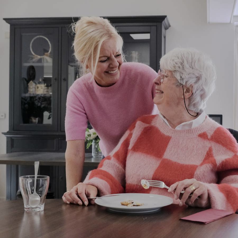 Tineke (L) met een bewoonster van Woonzorgcentrum Meeuwbeemd (R)