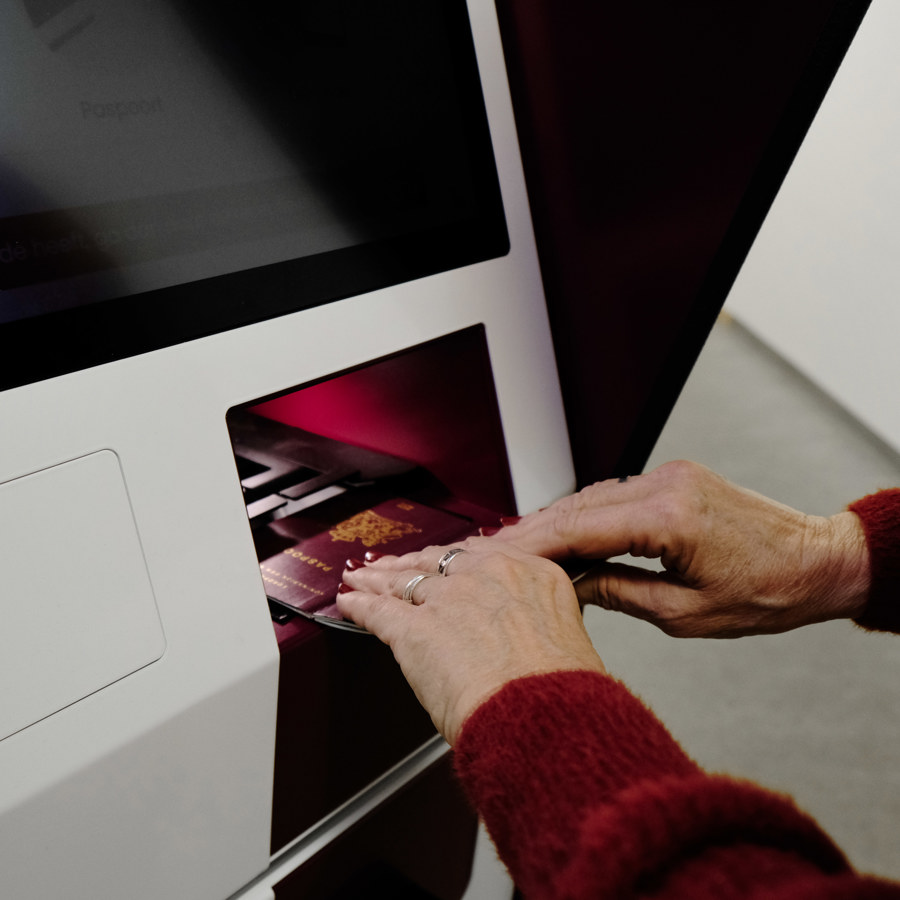 Patiënt scant paspoort op zuil