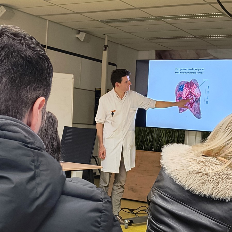 Thomas Schok Geeft Gastlessen Over Roken En Vapen Op Scholen