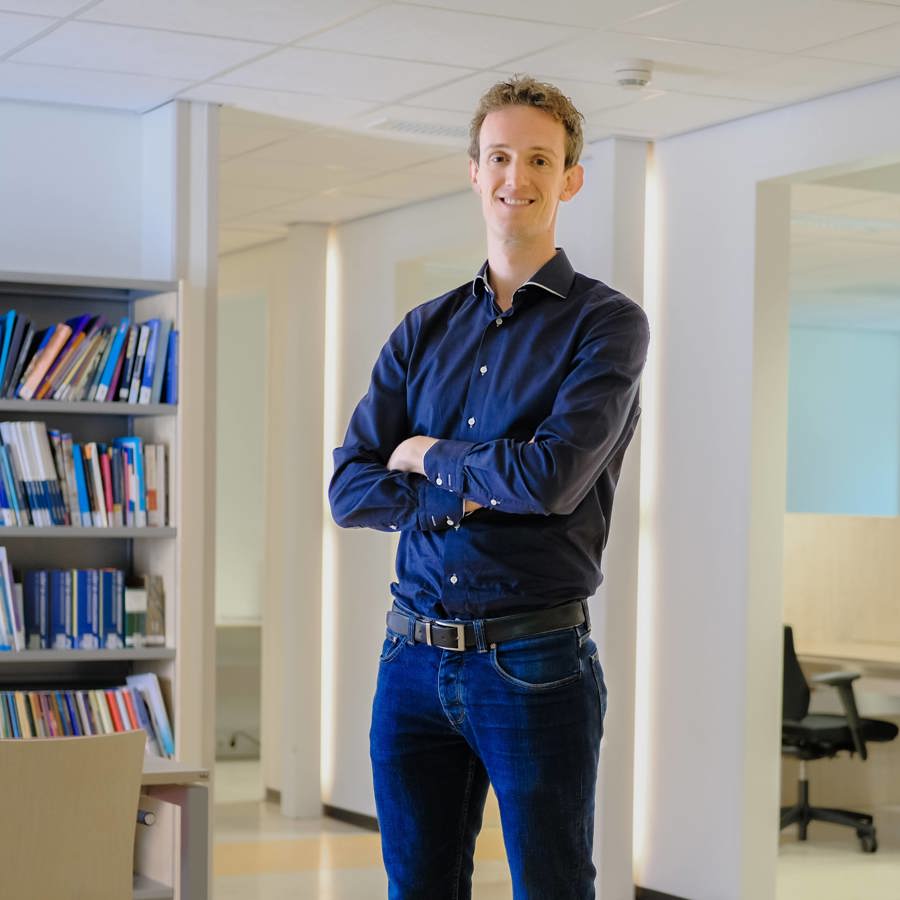 Epidemioloog Frits van Osch in de bibliotheek van VieCuri