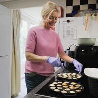 Tineke is aan het bakken 