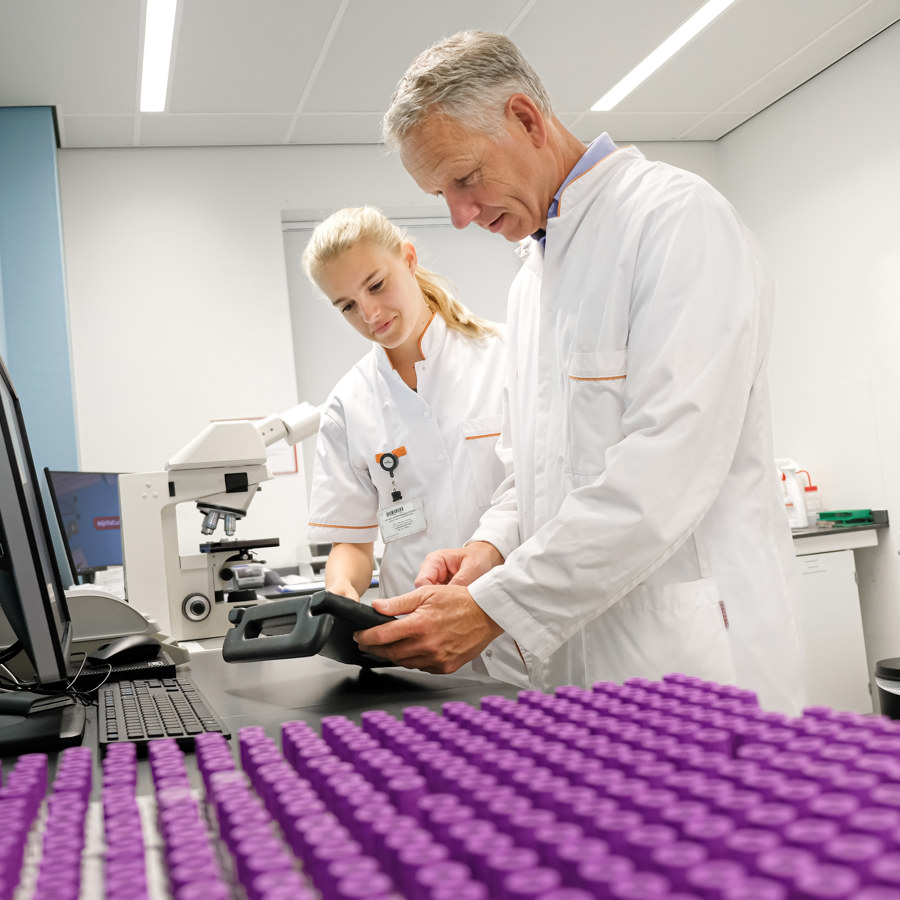 Man en vrouw in witte jassen in laboratorium 