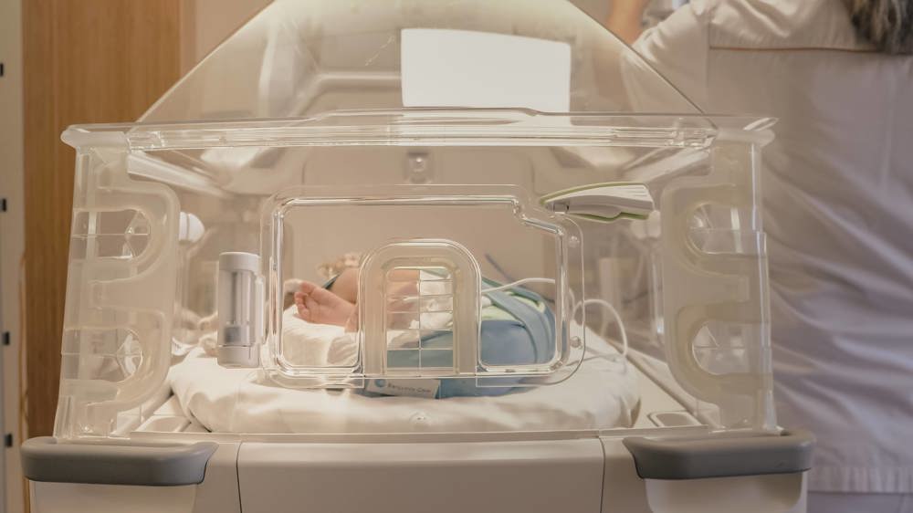 Couveuse met baby en verpleegkundige