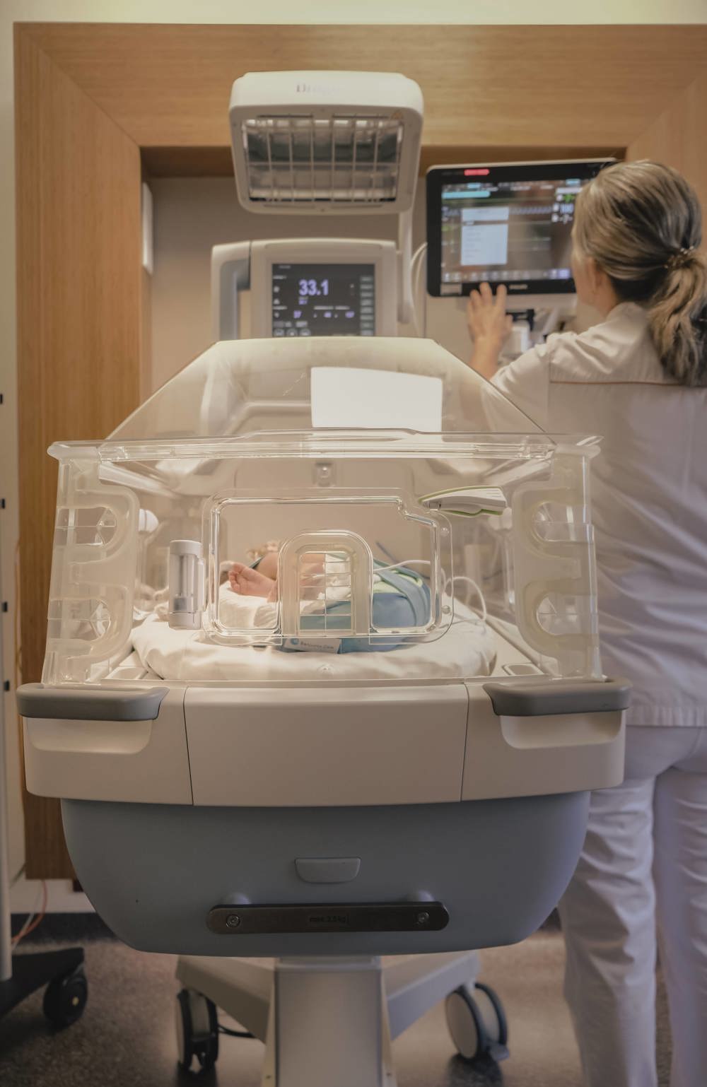 Couveuse met baby en verpleegkundige
