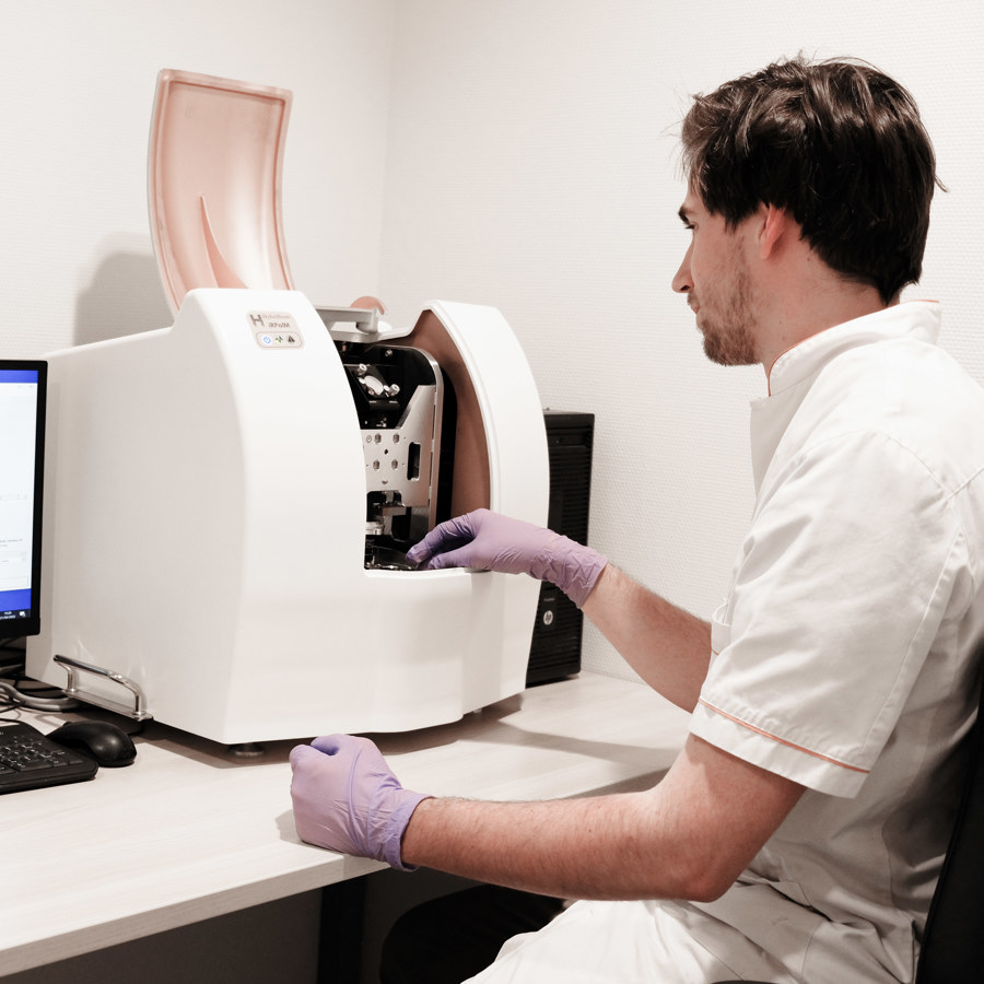 Onderzoek met ramanspectroscoop Onderzoek met ramanspectroscoop