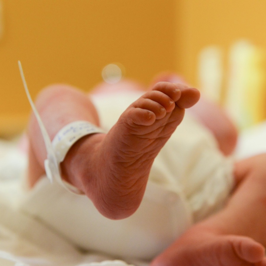 voeten met naamlabel van pasgeboren baby voeten met naamlabel van pasgeboren baby