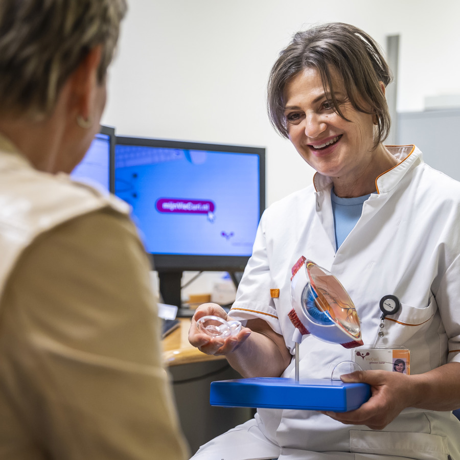 Oogarts in gesprek met patiënt Oogarts in gesprek met patiënt