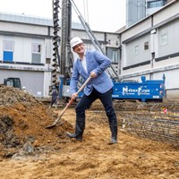 Justin Bitter met een schep op de bouwplaats van de nieuwbouw. Justin Bitter met een schep op de bouwplaats van de nieuwbouw.