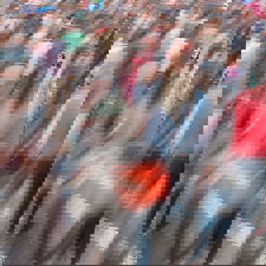 Drukte, heel veel mensen op straat, lopend door elkaar