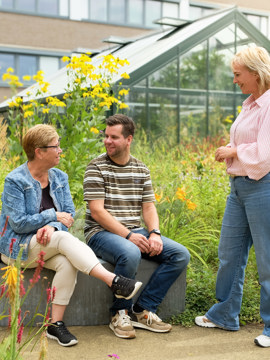 Randy Verheijen (rechts) en zijn moeder Francien (links) zijn Marloes dankbaar voor al haar inzet en hulp