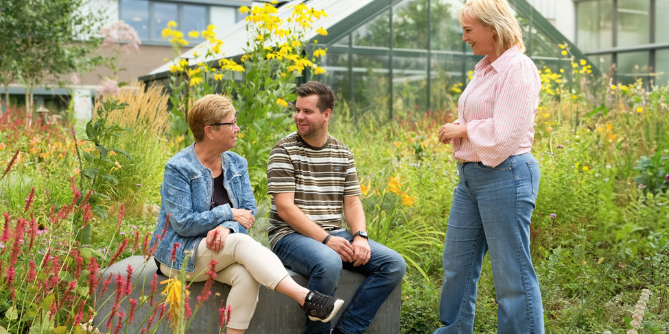 Randy Verheijen (rechts) en zijn moeder Francien (links) zijn Marloes dankbaar voor al haar inzet en hulp