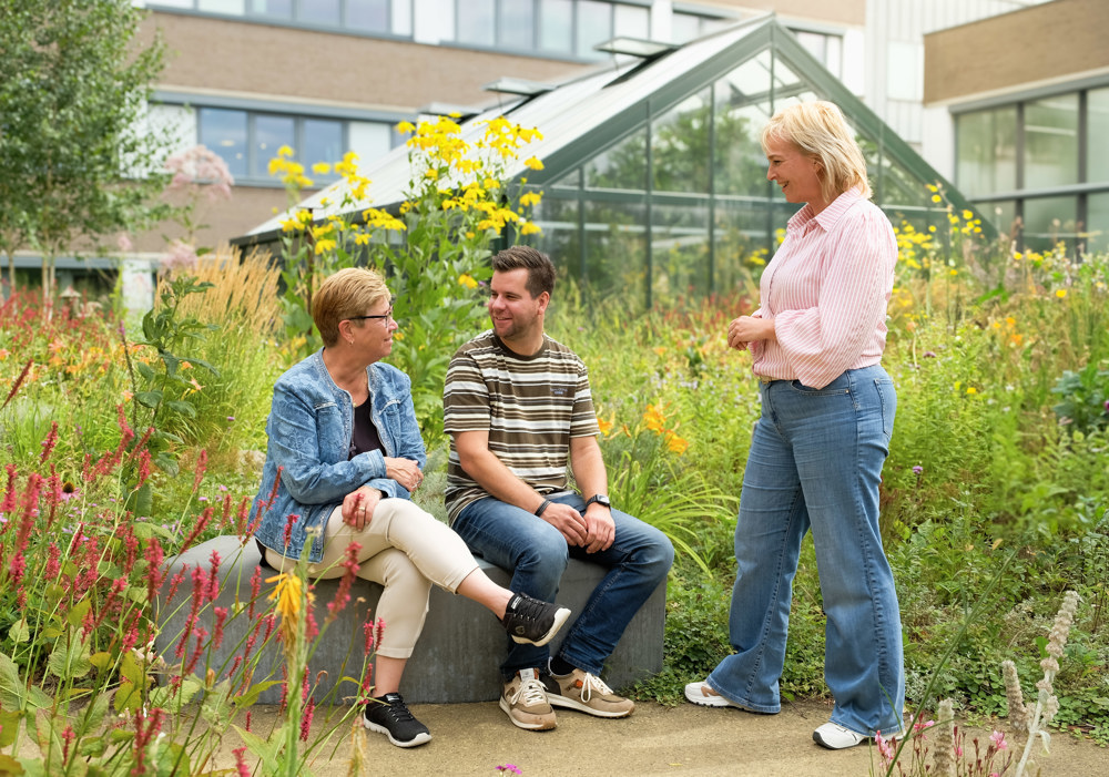 Randy Verheijen (rechts) en zijn moeder Francien (links) zijn Marloes dankbaar voor al haar inzet en hulp