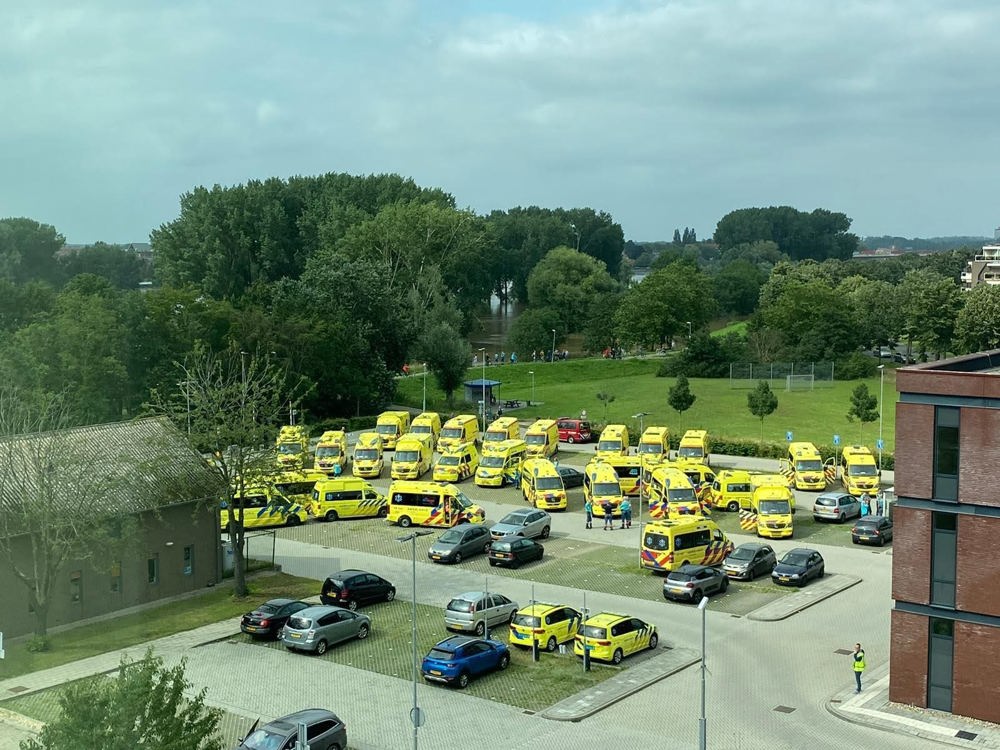 Hoogwater 2021,Ambulances op de parkeerplaats